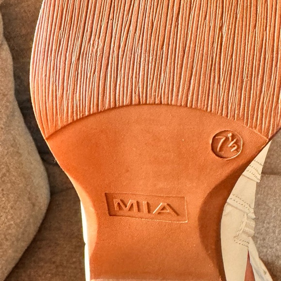 Beautiful boots - Picture 4 of 4